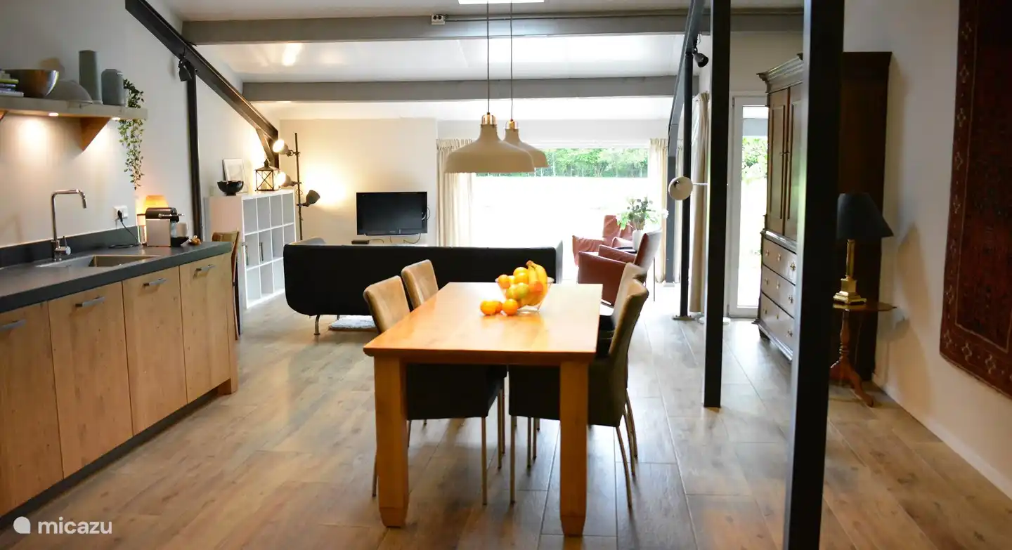 Overzicht woonkamer met keuken (65m2)