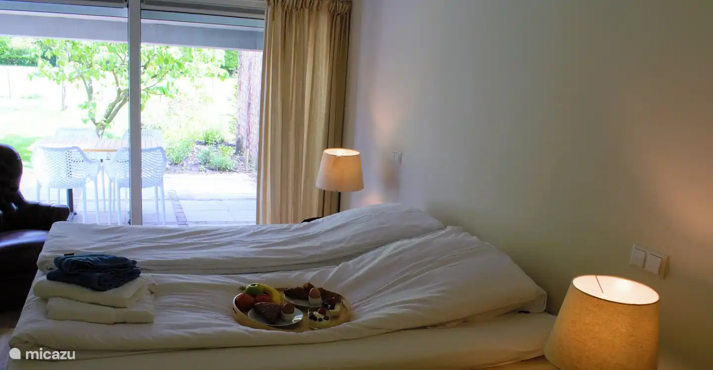 Comfortabele slaapkamer begane grond met luxe box spring (1.80 x 2.00) en rolluik om te verduisteren. De slaapkamer is rolstoeltoegankelijk