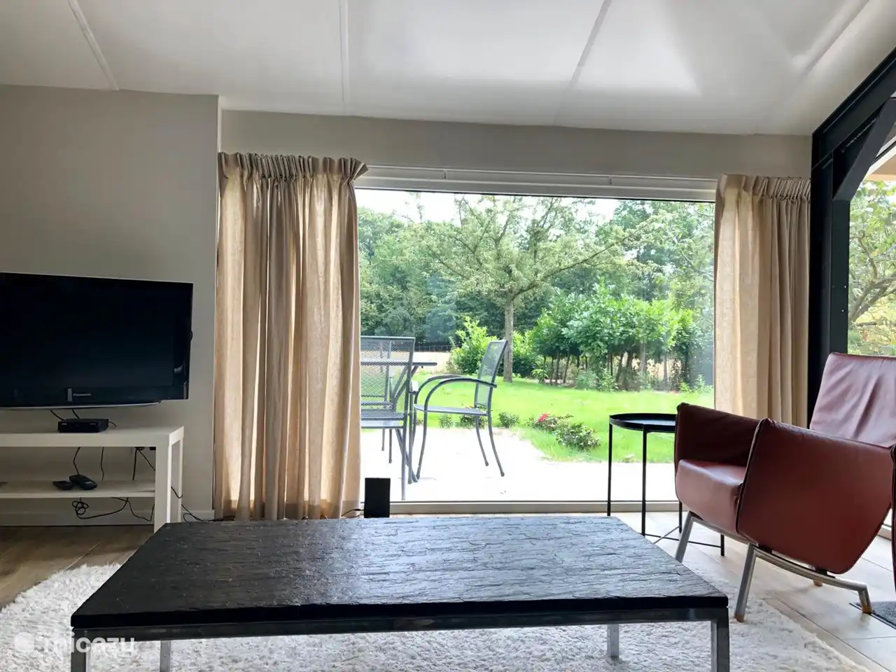 Uitzicht vanuit woonkamer op gazon