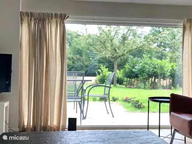 Appartement Hoeve a/d Zuurlanderes 2 huren in Nederland, Drenthe, Diever - appartement Uitzicht vanuit woonkamer op gazon