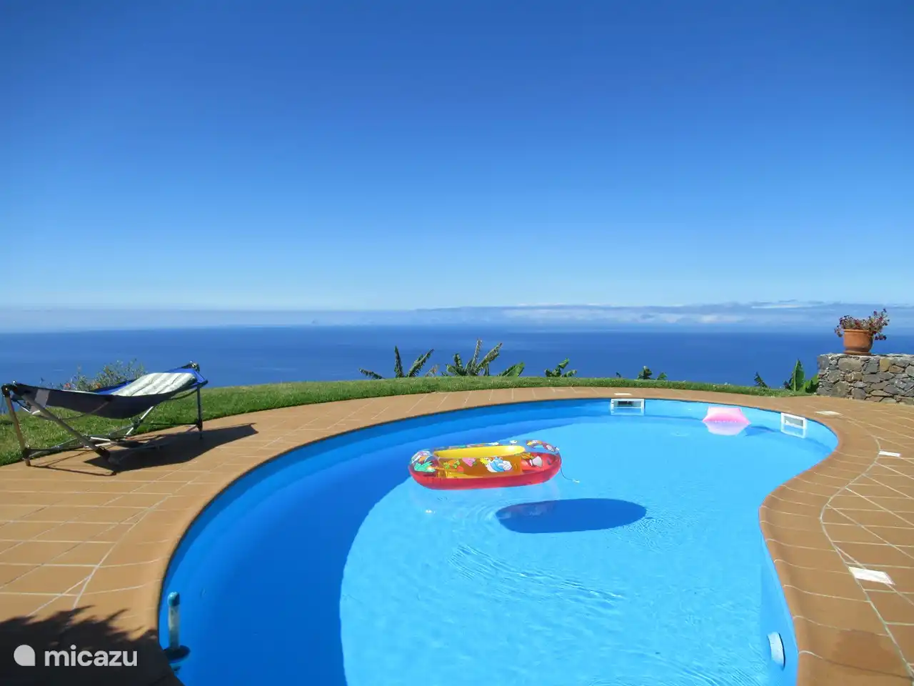 Genießen Sie den Swimmingpool oder den Whirlpool.