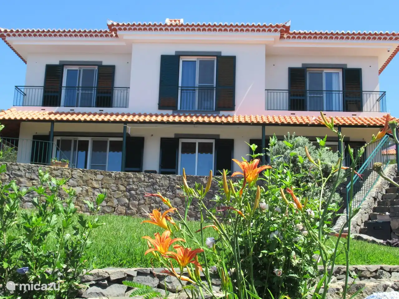 Oben links die Schlafzimmersuite mit Balkon und Sitzgelegenheit. Die gesamte darunter liegende Terrasse kann jedoch genutzt werden.