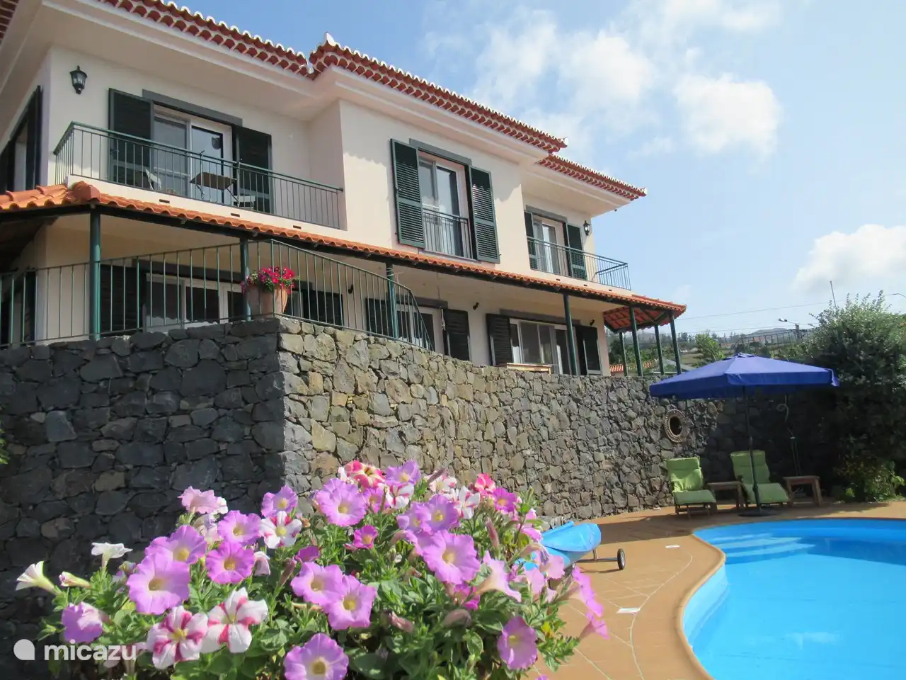 Schöner Spätsommer am Pool.