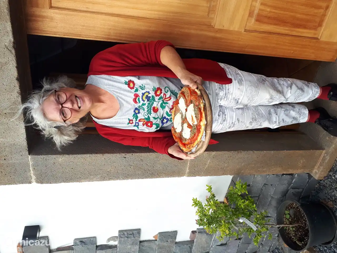 Pizza ist fertig aus unserem eigenen Holzofen.