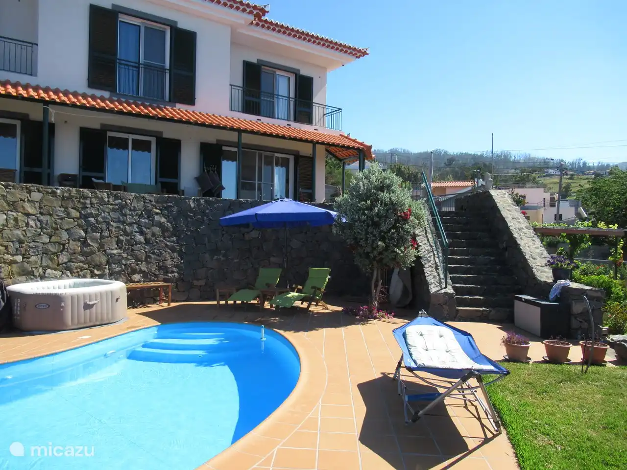 Genießen Sie den Swimmingpool oder den Whirlpool.