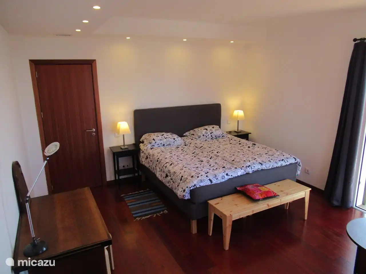 Boxspringbetten, extra breit mit separaten Bettdecken.