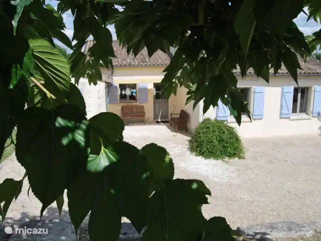 Le Séquioa | France, Charente, Chalais (Charente) - gîte / cottage Le mûrier fournit de l’ombre dans l’après-midi. Bon endroit pour se garer.