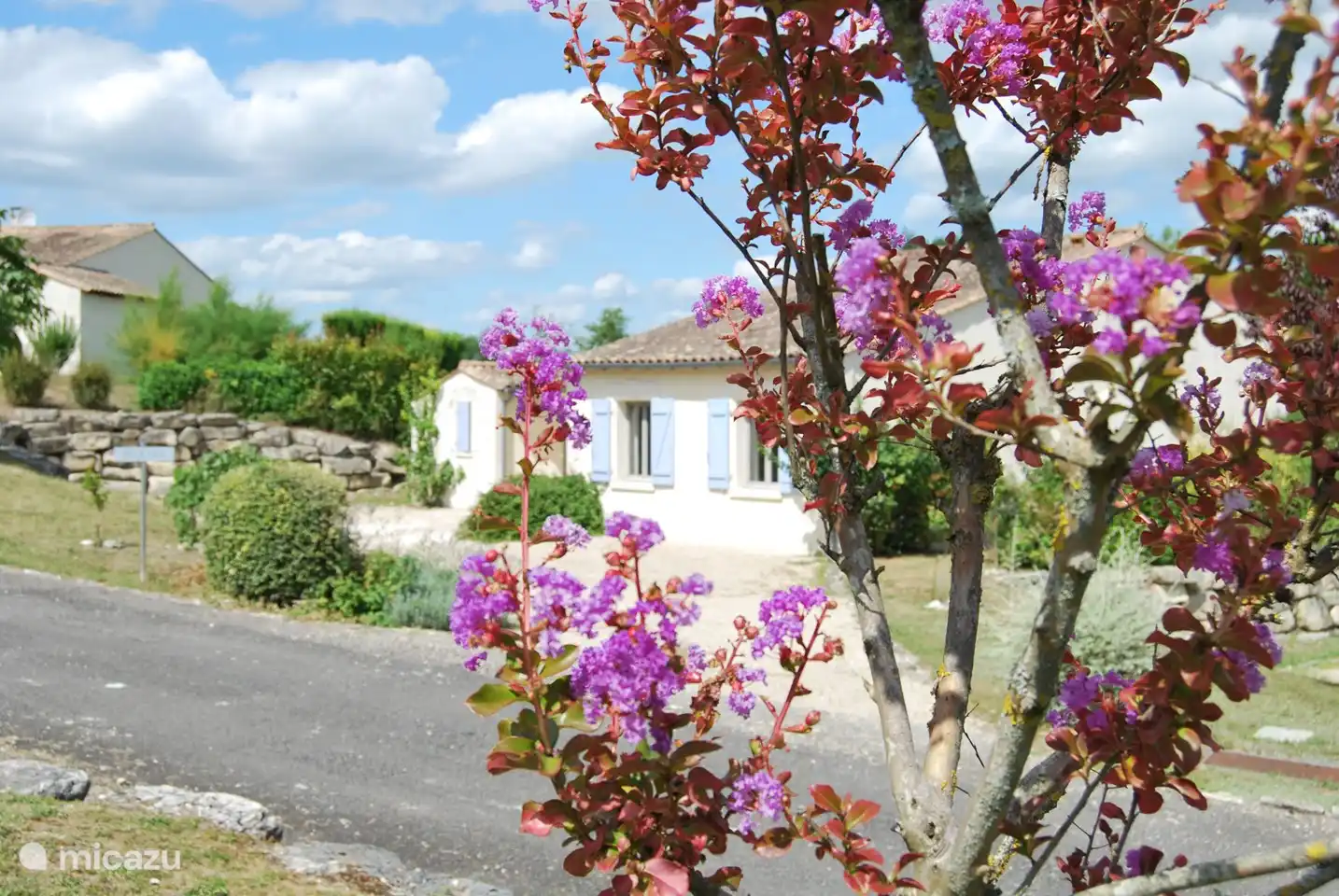 Blick vom Spielplatz auf unser Haus. Von der Bank in der Nähe der Küche hat man einen guten Blick auf spielende Kinder. 