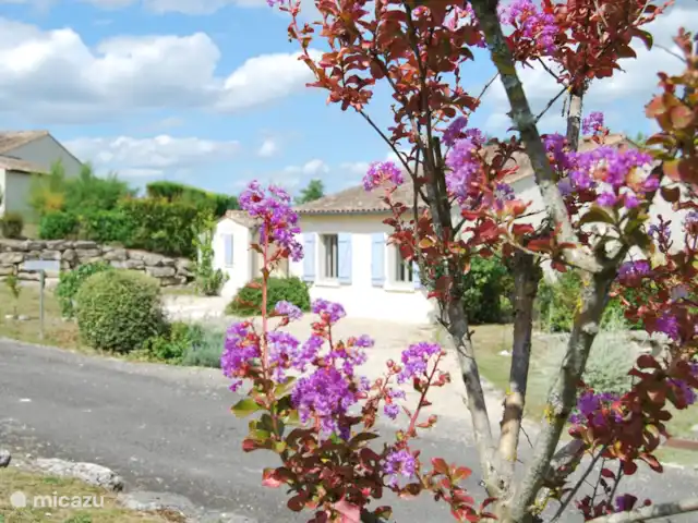 Le Séquioa | France, Charente, Chalais (Charente) - gîte / cottage Vue de l’aire de jeux sur notre maison. Du banc près de la cuisine, vous avez une bonne vue sur les enfants qui jouent.