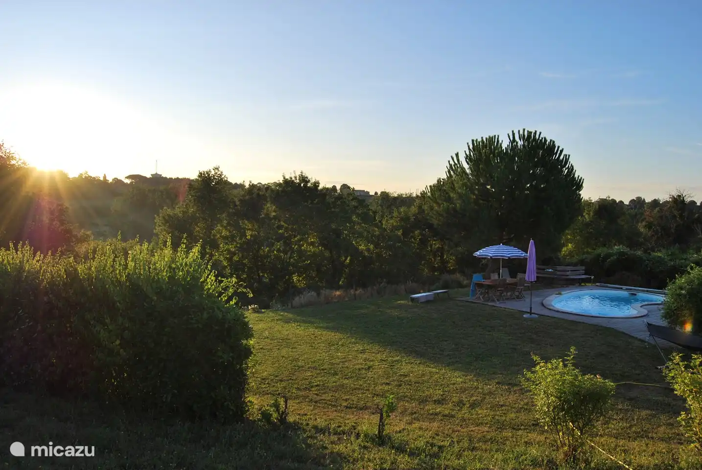 Hinterhof mit Swimmingpool und geräumiger Terrasse (teilweise überdacht).