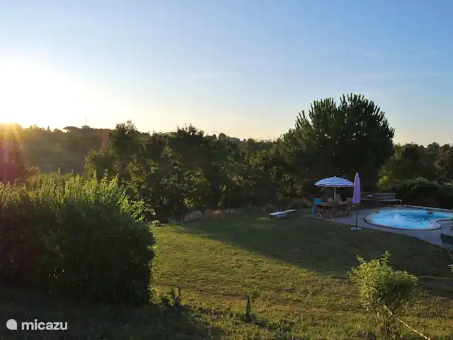 Le Séquioa | France, Charente, Chalais (Charente) - gîte / cottage Cour arrière avec piscine et terrasse spacieuse (partiellement couverte).