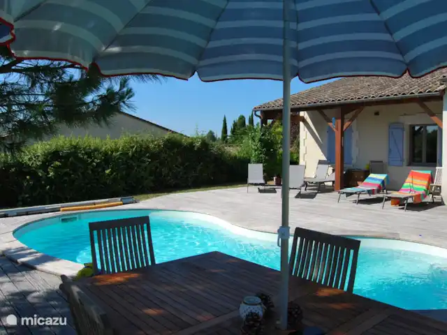 Le Séquioa | France, Charente, Chalais (Charente) - gîte / cottage La terrasse est en partie couverte.