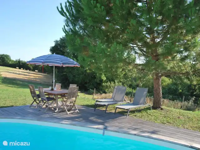 Le Séquioa | France, Charente, Chalais (Charente) - gîte / cottage Le pin fournit une ombre bienvenue.