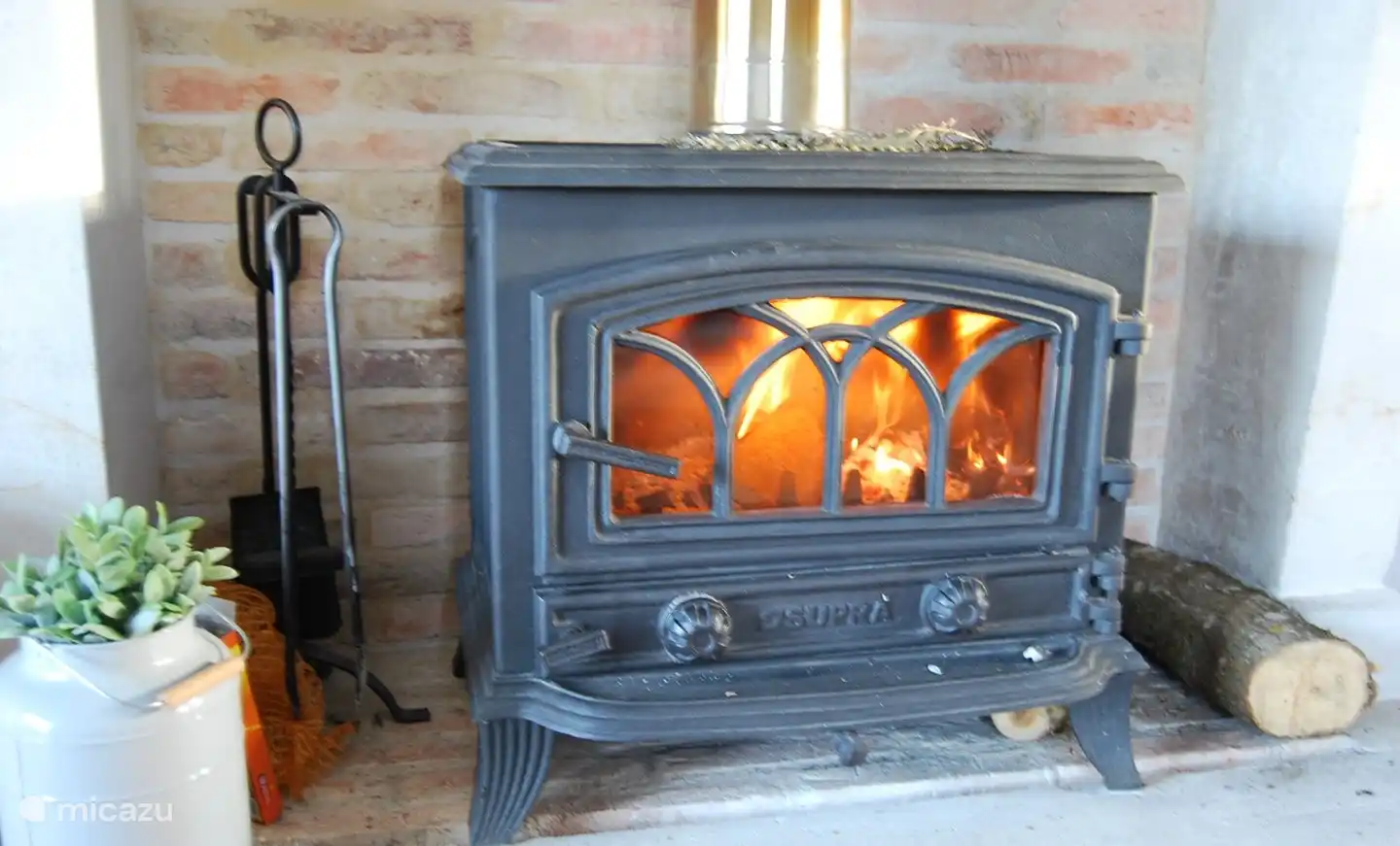 Der Holzofen sorgt für Behaglichkeit im Frühling und Herbst. In den Sommermonaten gilt ein Heizverbot.