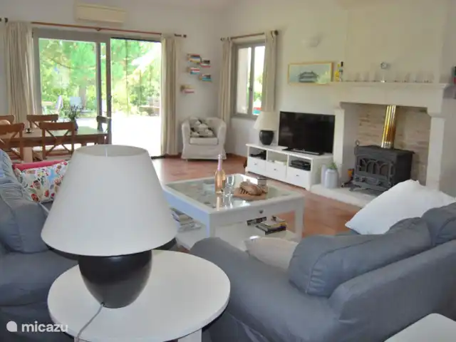 Le Séquioa | France, Charente, Chalais (Charente) - gîte / cottage Salon avec salon spacieux et table à manger.