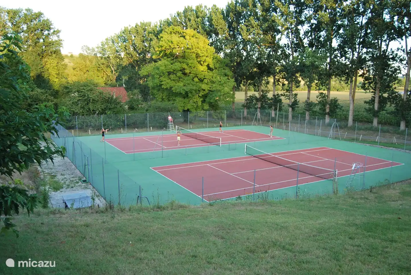 Lust auf etwas Aktives? Auf unserer Domaine finden Sie Tennisplätze, einen Jeu de Boules-Platz, einen Fußballplatz und einen Spielplatz. Schläger, Tennisbälle und Petanque sind im Le Séquioa erhältlich. 