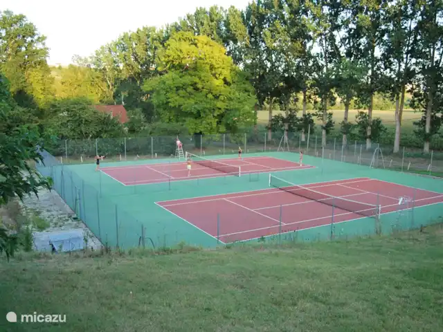 Le Séquioa | France, Charente, Chalais (Charente) - gîte / cottage Envie de quelque chose d’actif ? Sur notre domaine, vous trouverez des courts de tennis, un terrain de pétanque, un terrain de football et une aire de jeux. Raquettes, balles de tennis et pétanque sont à votre disposition au Séquioa.