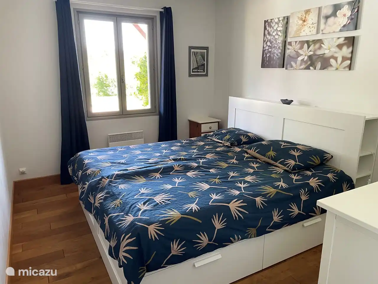 Bett von 180x200cm mit 4 Schubladen.