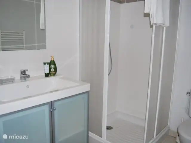 Le Séquioa | France, Charente, Chalais (Charente) - gîte / cottage Salle de bain #1 douche/toilettes. 
Autres salles de bains : 1 avec douche/WC & 1 salle de bain avec baignoire/douche/lavabo.