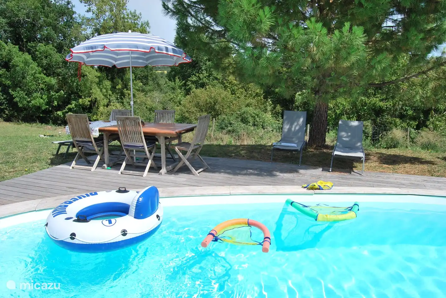 Schwimmbad mit Alarm für die Kleinen. In Frankreich gibt es strenge gesetzliche Vorschriften bezüglich der Poolsicherheit für private Pools.