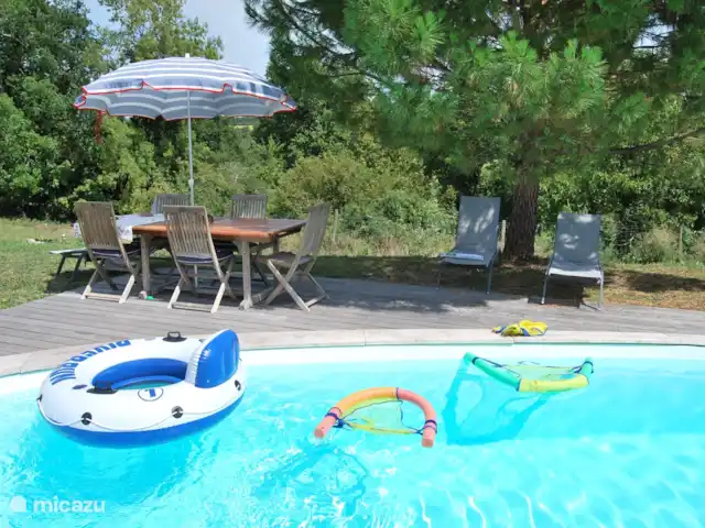 Le Séquioa | France, Charente, Chalais (Charente) - gîte / cottage Piscine avec alarme pour les plus petits. En France, il existe des réglementations légales strictes concernant la sécurité des piscines privées.