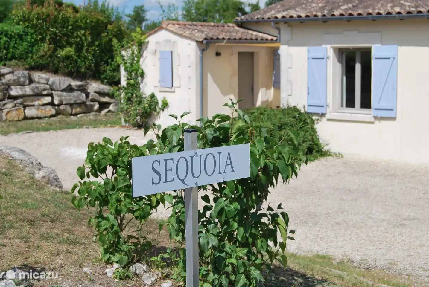 Vorderseite des Hauses; Einfahrt & Parkplätze. Die Ladestation befindet sich ganz links gleich um die Ecke.