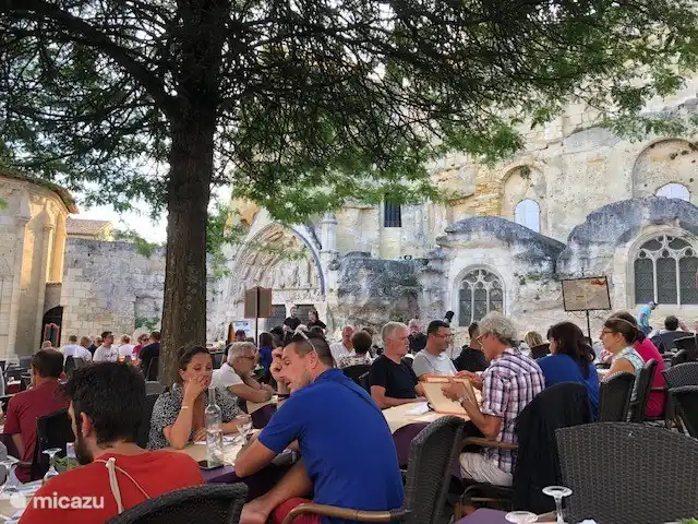 Schattige Terrasse im historischen Herzen von Saint-Emilion, ca. 40 Minuten mit dem Auto.