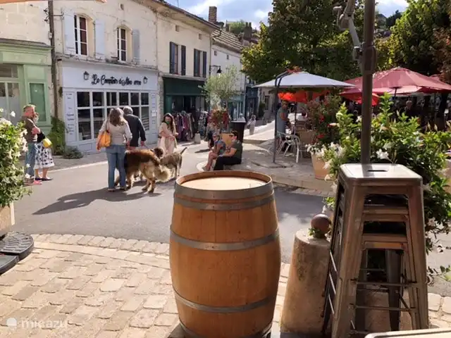 Aubeterre sur Dronne ca. 15 Minuten mit dem Auto entfernt hat gemütliche Terrassen und Einkaufsstraßen, aber auch viel Geschichte. Es lohnt sich.