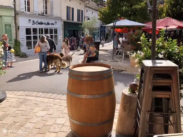 Le Séquioa | France, Charente, Chalais (Charente) - gîte / cottage Aubeterre sur Dronne à environ 15 minutes en voiture a des terrasses confortables et des rues commerçantes, mais aussi beaucoup d’histoire. Ça vaut le coup.