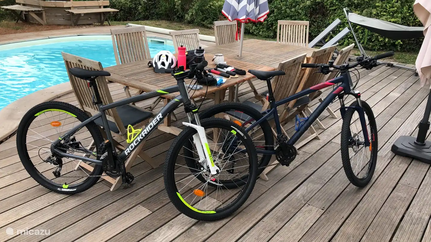 2 MTBs am Haus mit Helm, um die Gegend zu erkunden. Werfen Sie einen Blick auf Voies Vertes, um sich inspirieren zu lassen.