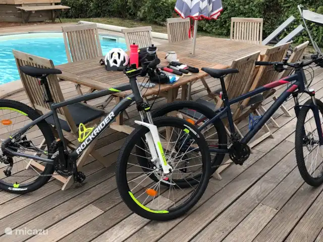 Le Séquioa | France, Charente, Chalais (Charente) - gîte / cottage 2 VTT à la maison avec casque pour explorer la région. Jetez un coup d’œil à Voies Vertes pour vous inspirer.
