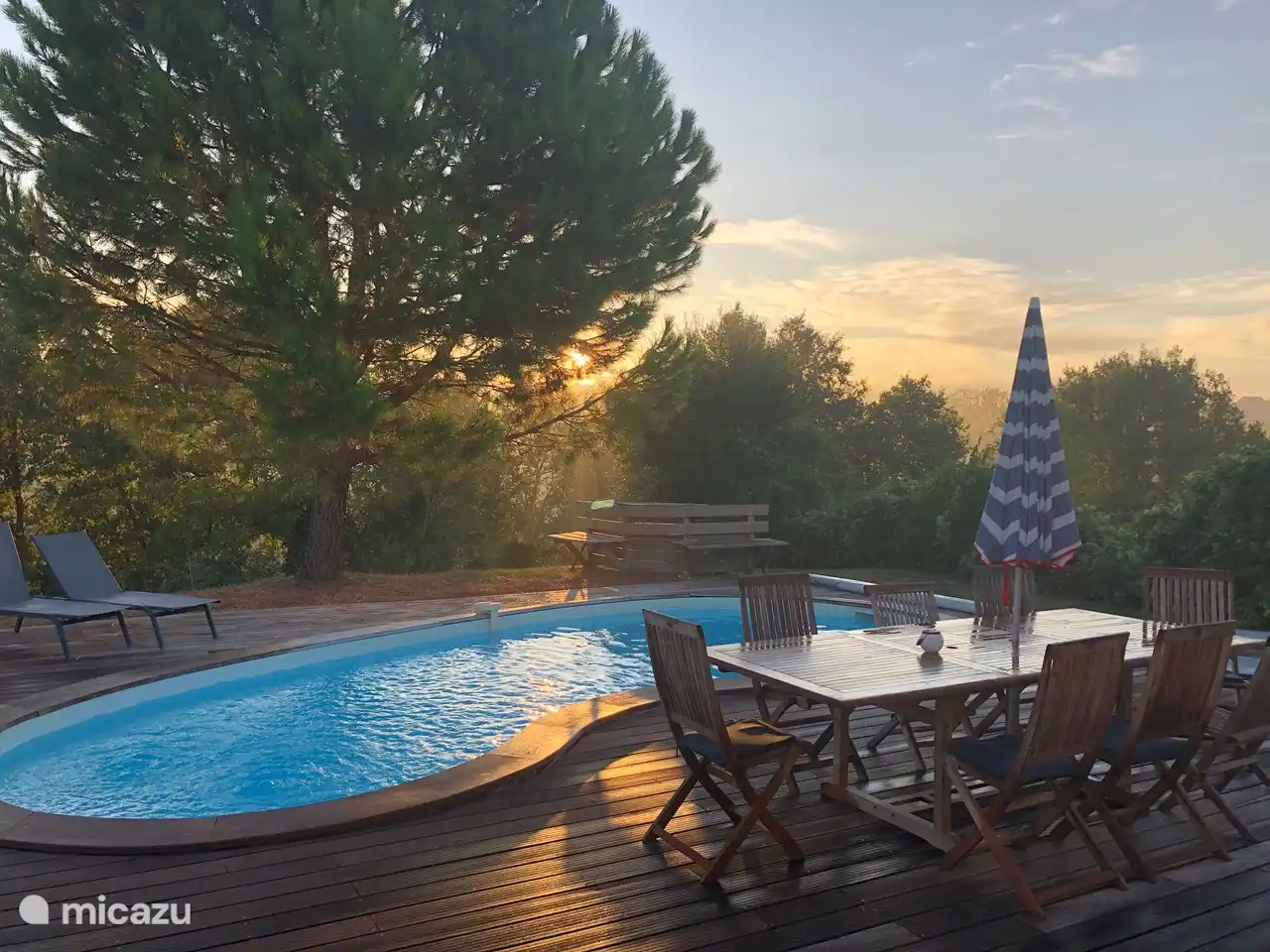 Morgensonne, Tau auf dem Tisch. Es verspricht ein schöner Tag zu werden.