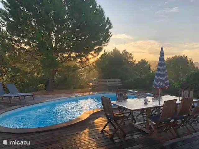 Le Séquioa | France, Charente, Chalais (Charente) - gîte / cottage Soleil du matin, rosée sur la table. Cela promet d’être une belle journée.