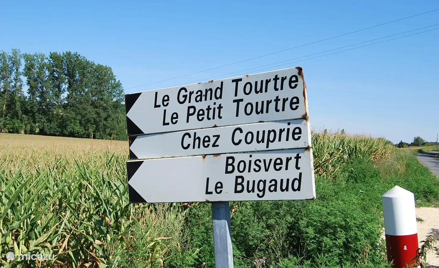 Alte Namensschilder weisen den Weg zu unserer Domaine. Inzwischen haben auch die Landstraßen einen Straßennamen bekommen.