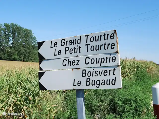 Le Séquioa | France, Charente, Chalais (Charente) - gîte / cottage D’anciennes plaques signalétiques indiquent la direction de notre Domaine. Entre-temps, les routes rurales ont également reçu un nom de rue.
