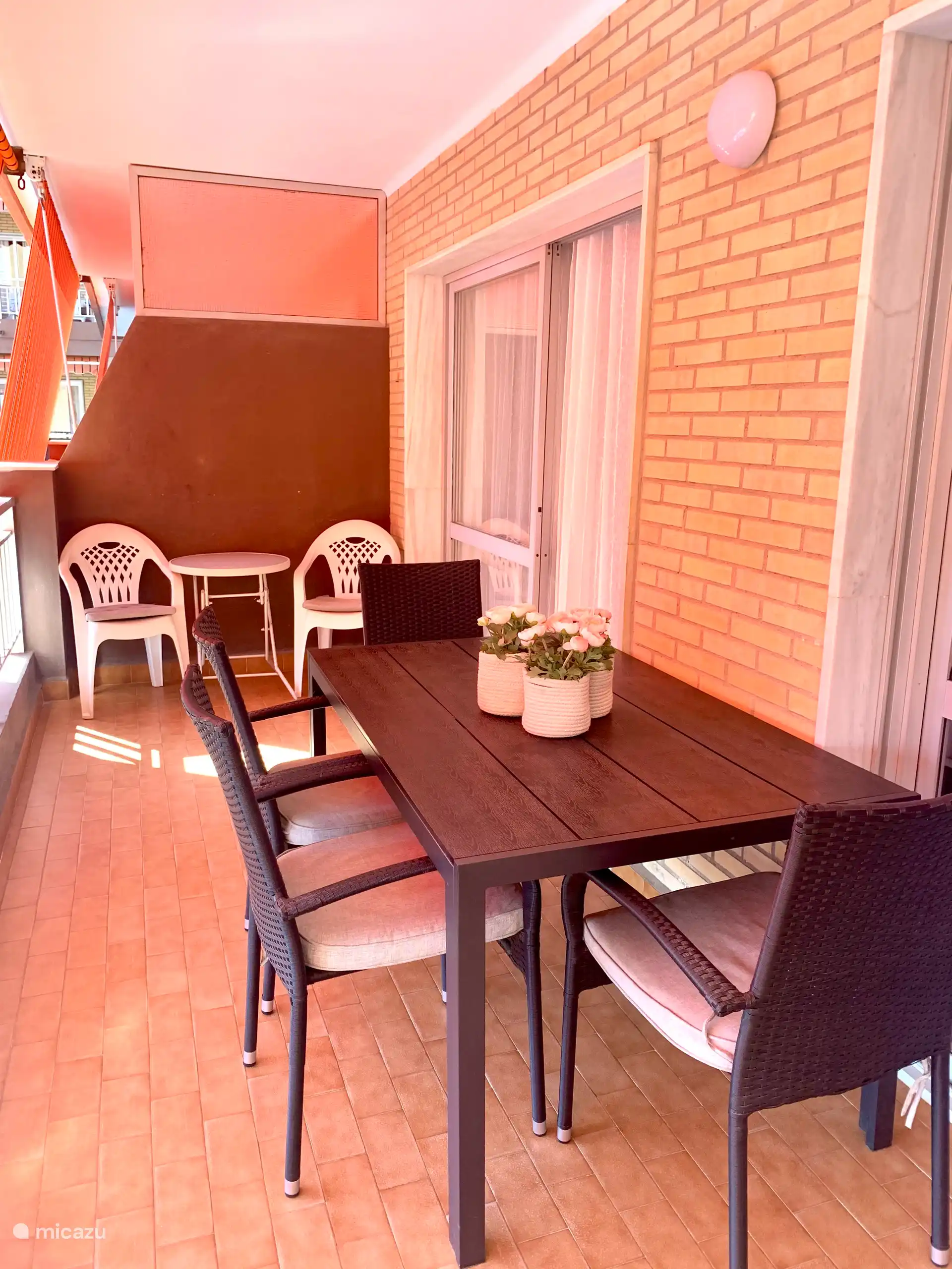Großer Balkon mit Blick auf den Garten mit Swimmingpools.
