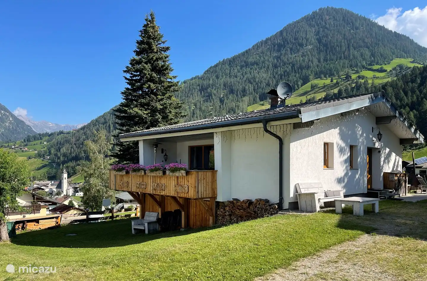 Nuestra hermosa casa de vacaciones Ansajo se encuentra en la hermosa Karintie. La casa es unifamiliar y tiene bonitas vistas a las montañas y al valle que la rodea.La casa dispone de 2 plazas de aparcamiento privadas. La casa se encuentra junto a un gran prado en el que en el día de invierno hay una pista de esquí con un pequeño telesilla.