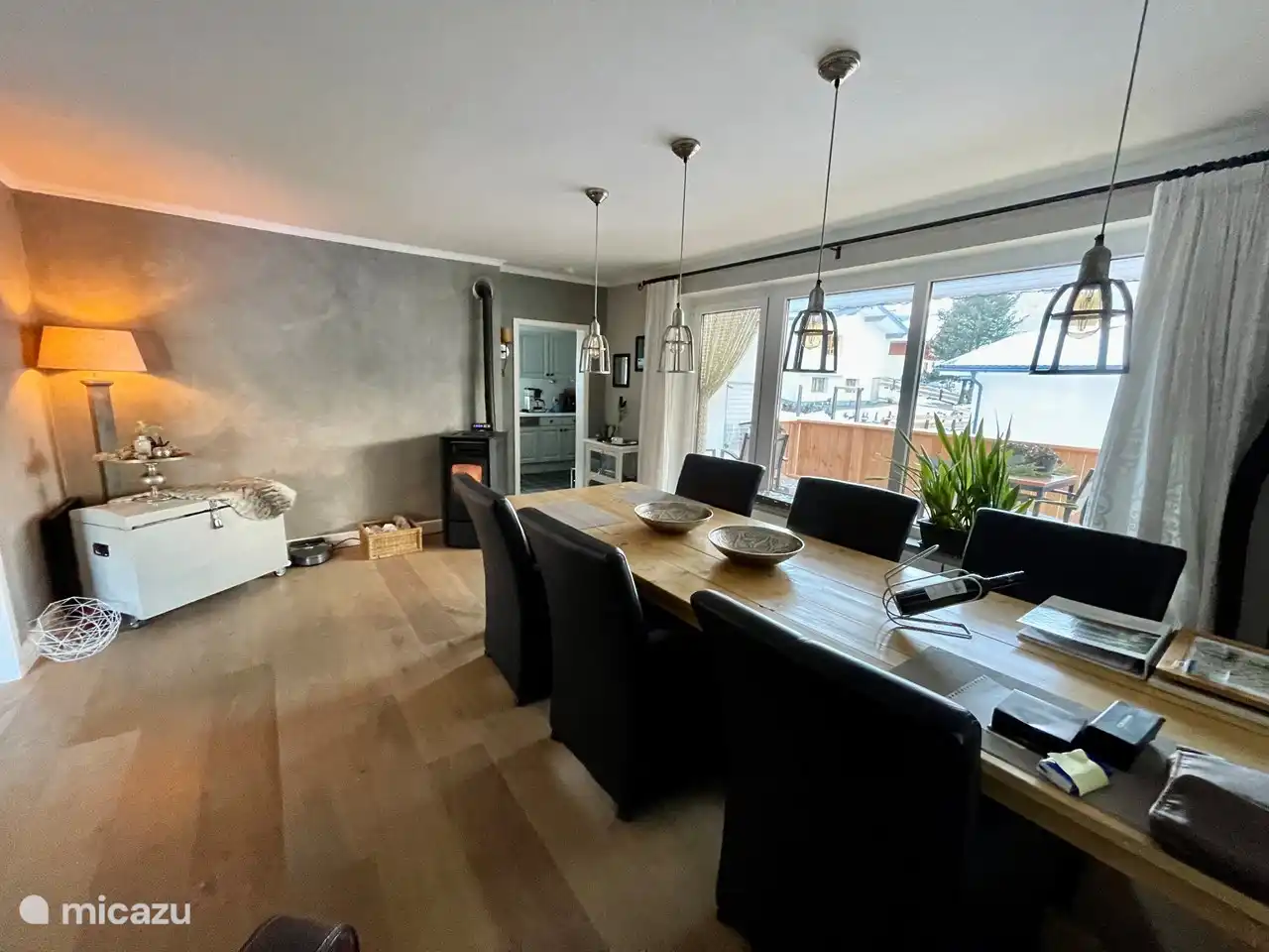 visión general comedor con acceso al balcón