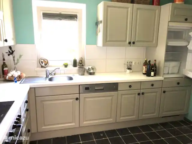 Huis AnSaJo huren in Oostenrijk, Karinthië, Grosskirchheim - vakantiehuis Keuken met vaatwasser/magnetron/ 4 pits elektrische kooplaat met bakoven en grote koelkast