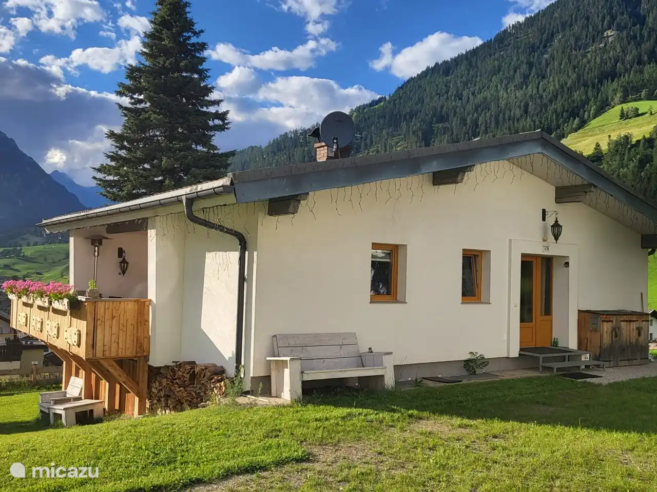 Lado suroeste con gran balcón solar