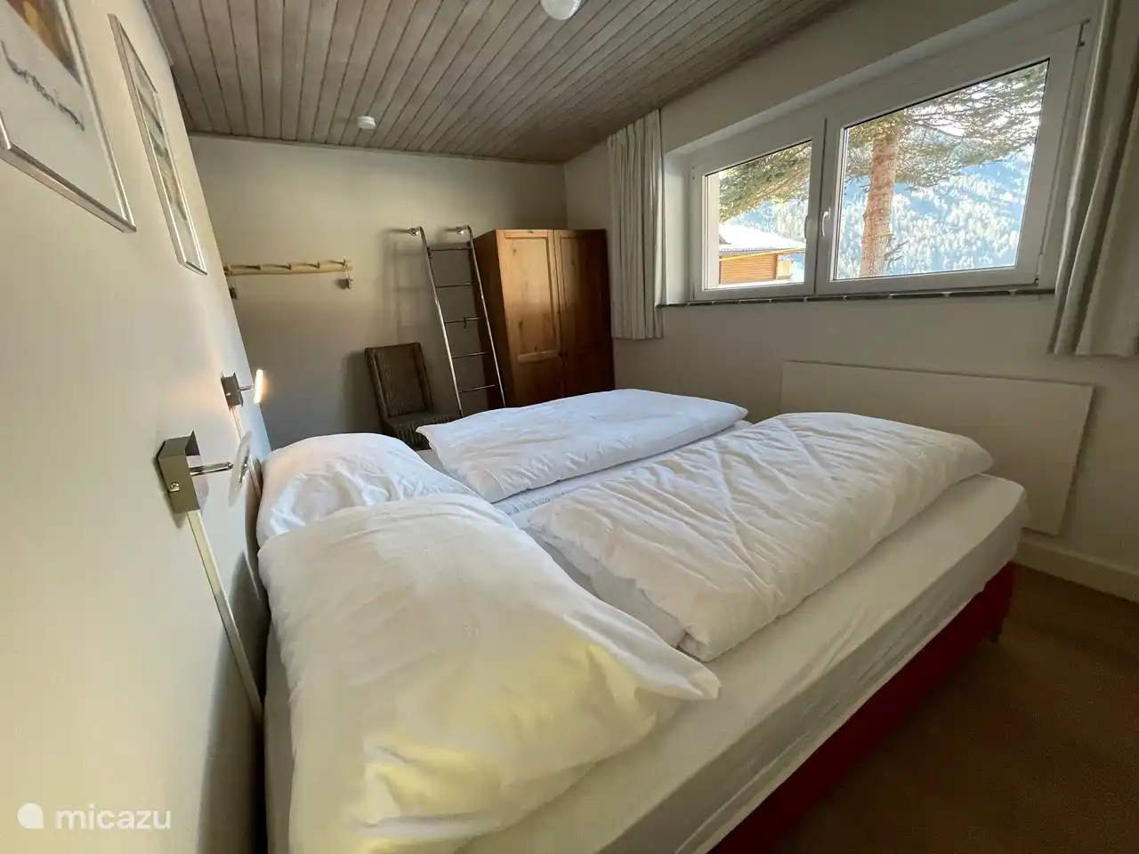 Amplia habitación doble con vistas a las montañas y al centro del pueblo.