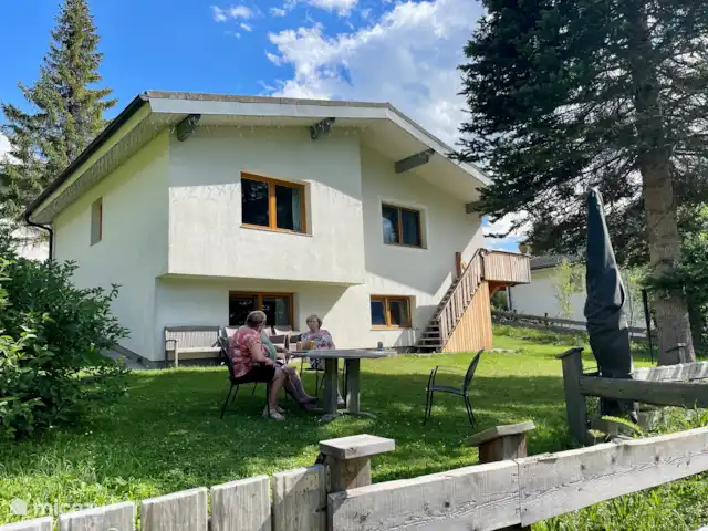 Huis AnSaJo huren in Oostenrijk, Karinthië, Grosskirchheim - vakantiehuis Achterzijde van de woning met riante zonneweide op de prachtige bergen