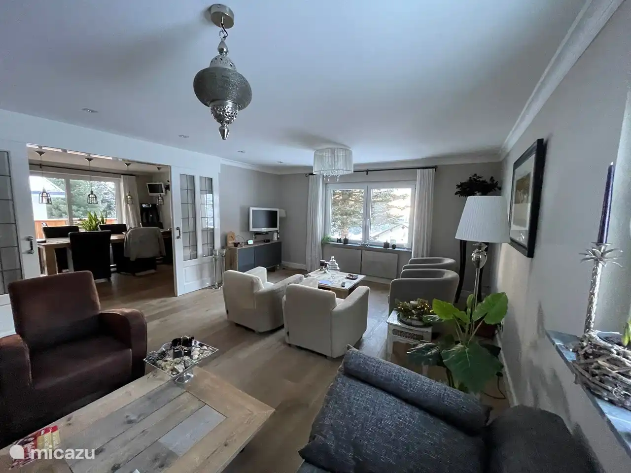 Vista general espaciosa sala de estar