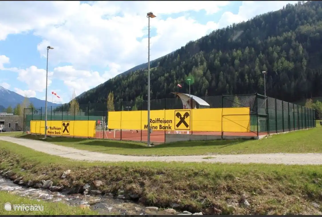 Pista de tenis en las inmediaciones