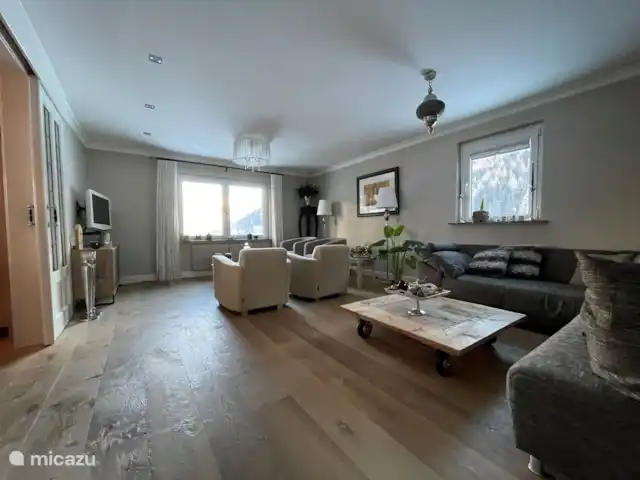 Huis AnSaJo huren in Oostenrijk, Karinthië, Grosskirchheim - vakantiehuis Woongedeelte met uitzicht op de bergen en TV zithoek gedeelte