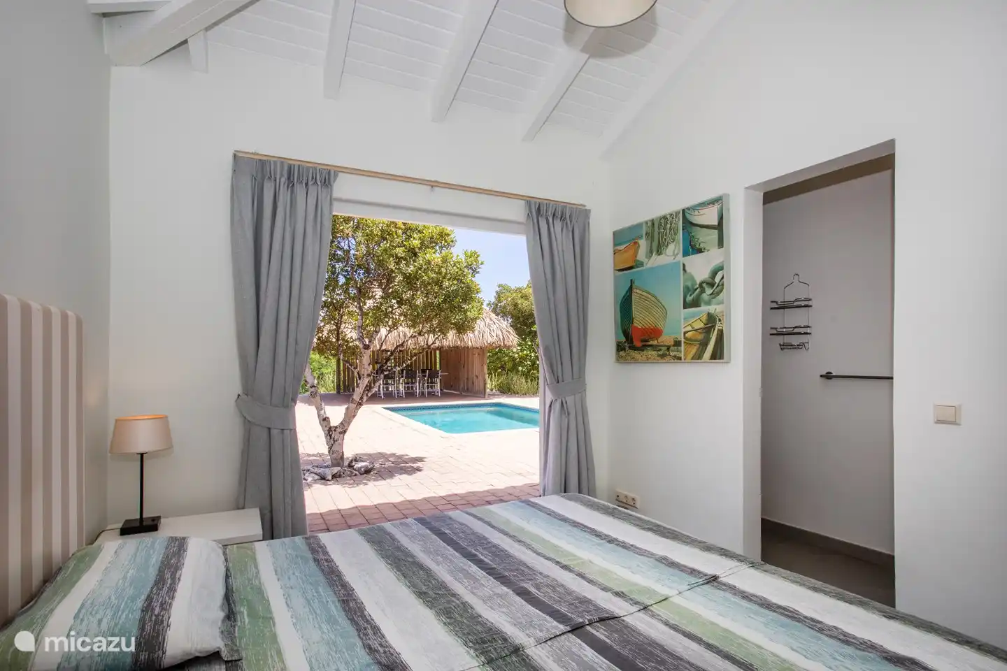 Chambre côté piscine, avec porte patio et salle de bain attenante