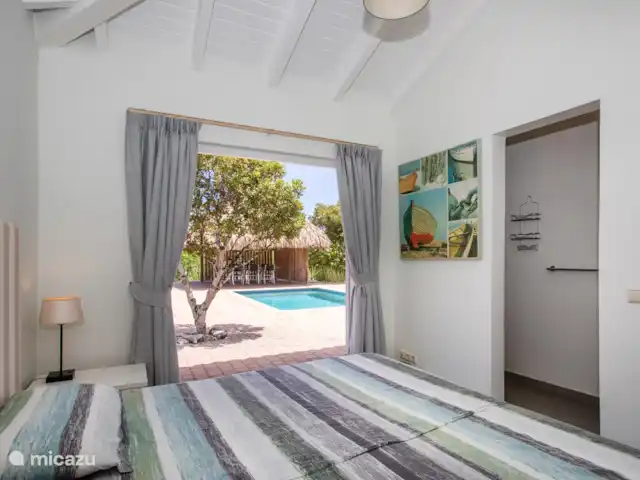 Villa Caribbean Passion huren in Curaçao, Banda Abou (west), Coral Estate, Rif St.Marie - villa Slaapkamer aan zwembadzijde, met openslaande deuren en badkamer ensuite