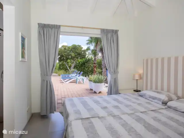 Villa Caribbean Passion huren in Curaçao, Banda Abou (west), Coral Estate, Rif St.Marie - villa Slaapkamer aan zwembadzijde, met openslaande deuren en badkamer ensuite