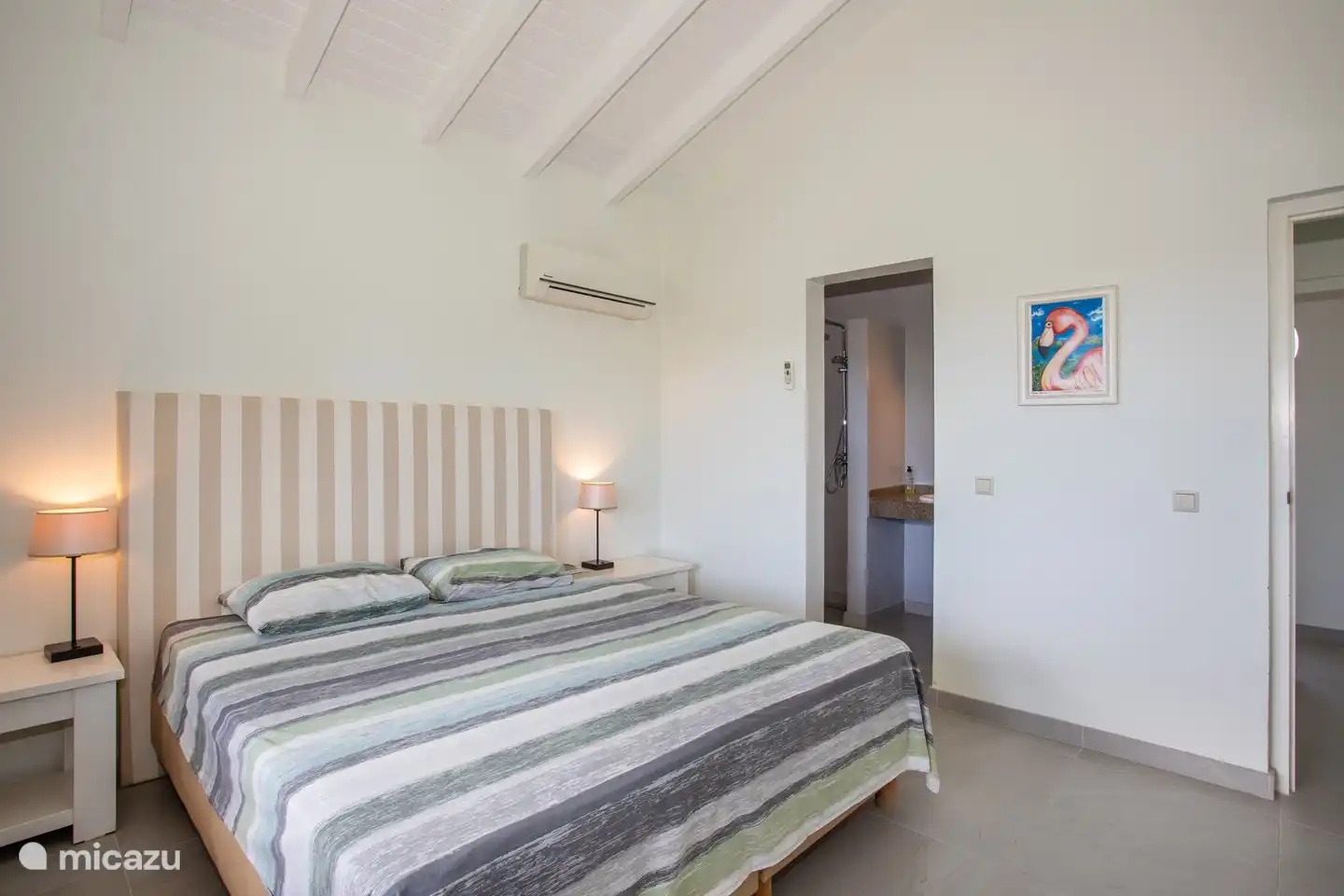 Chambre des maîtres avec salle de bain attenante