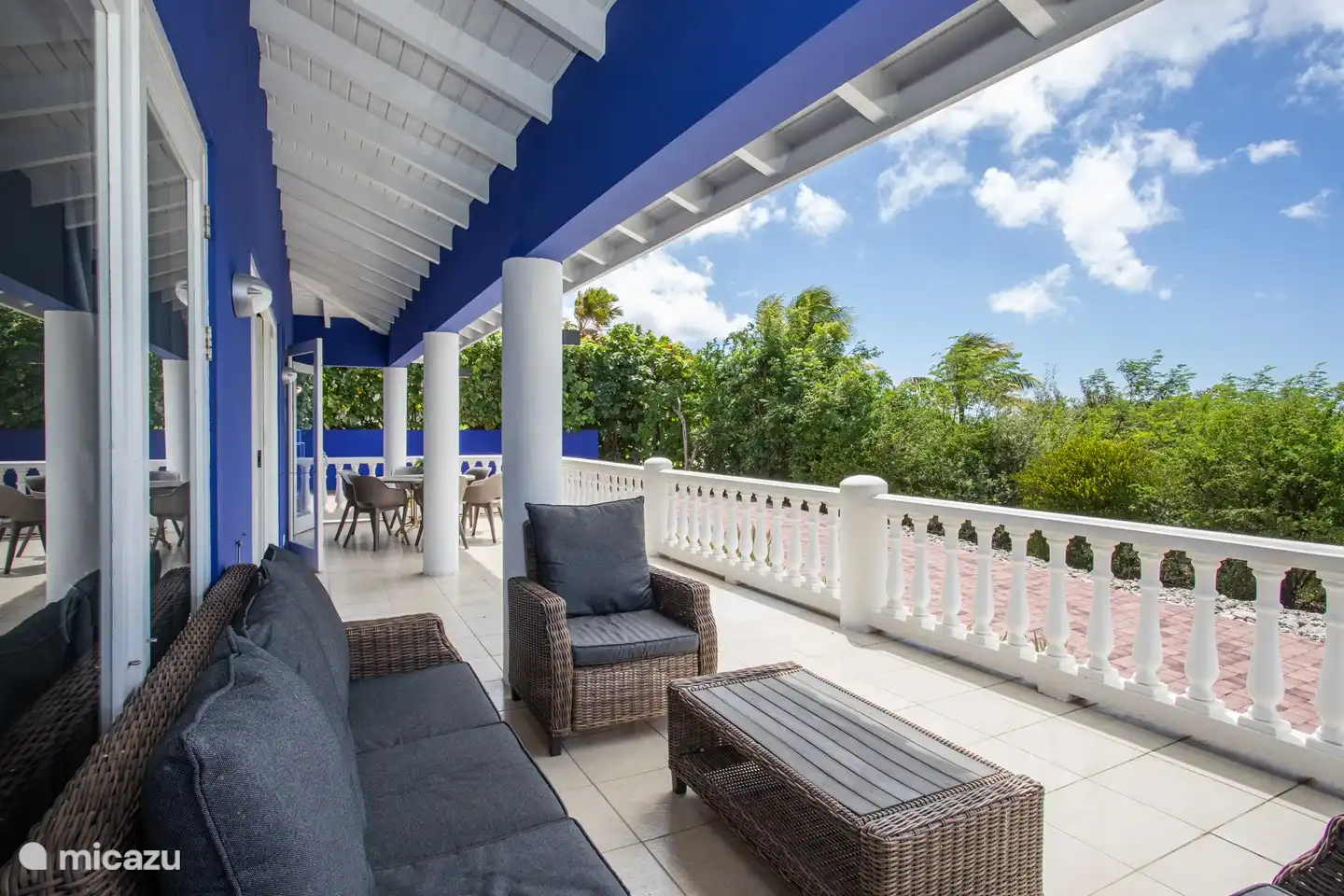 Véranda à l'avant de la villa avec vue mer